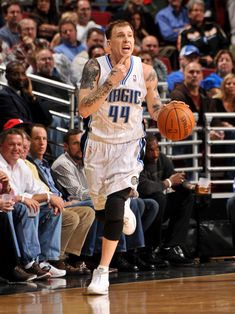 北京国安在2025年足协杯夺冠，五冠登顶，与上海海港同获亚冠资格，但亚冠表现惨淡，中超差距明显。